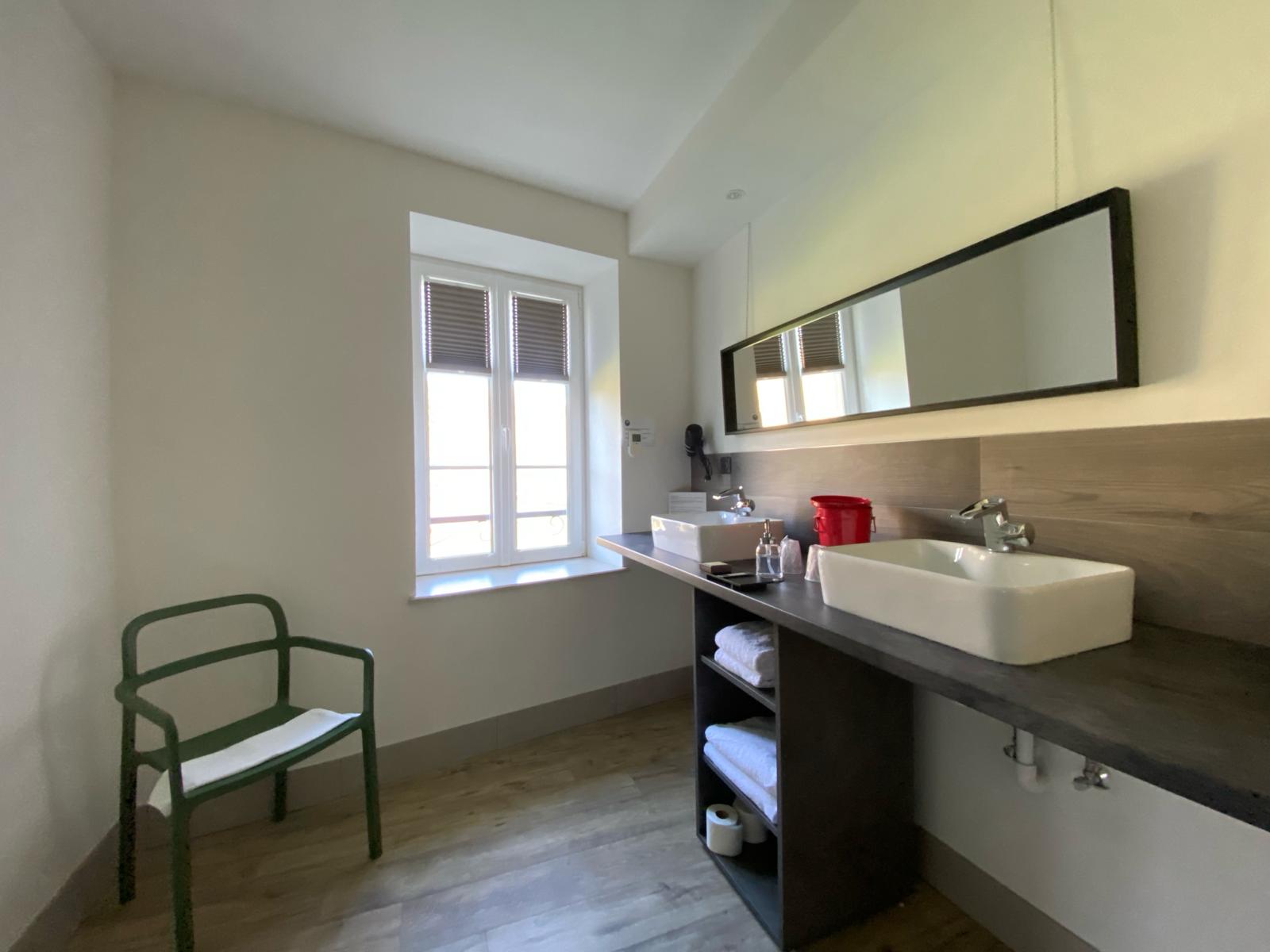 Salle de bain double vasque hôtel 3 étoiles du domaine de Sommedieue, grande chambre en Meuse