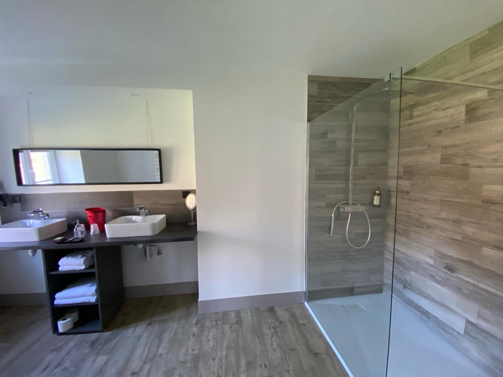 Salle de bain douche à l'Italienne hôtel 3 étoiles du domaine de Sommedieue, grande chambre en Meuse